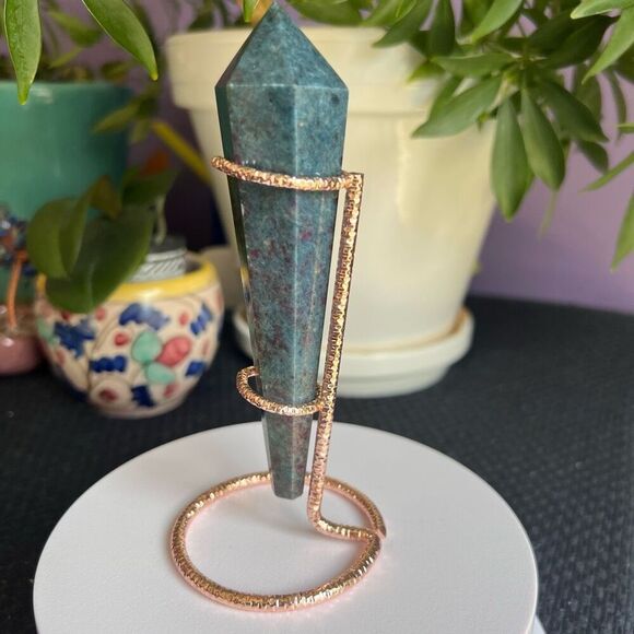 Ruby in Kyanite Crystal UV Reactive‎ Wand Scepter (2) - Picture 4 of 12